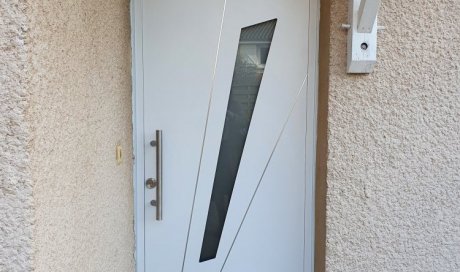 Pose d’une porte d’entrée en ALU à Toussieu