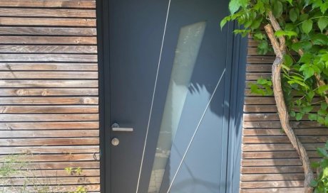 Nouvelle installation d’une porte d’entrée en  aluminium à Civrieux en dombes 