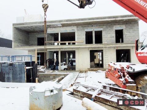 Installation en cours de fenêtres pour une maison d’architecte située à Saint Didier au Mont d’Or