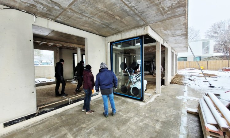 Installation en cours de fenêtres pour une maison d’architecte située à Saint Didier au Mont d’Or