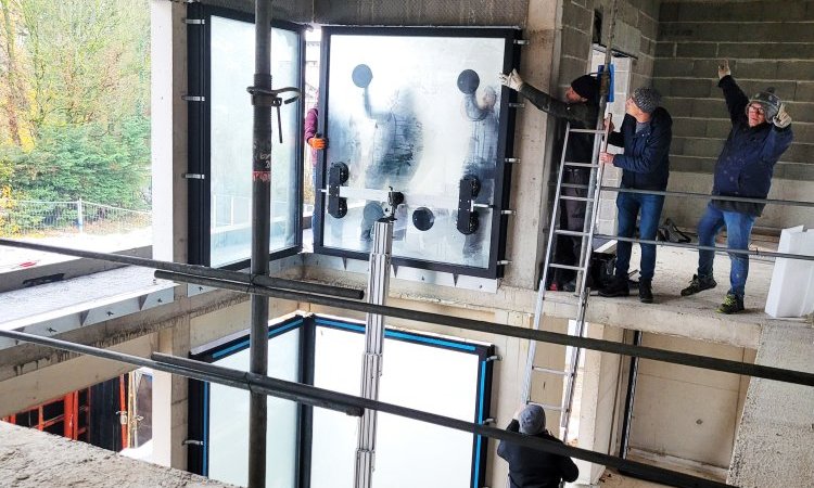 Installation en cours de fenêtres pour une maison d’architecte située à Saint Didier au Mont d’Or