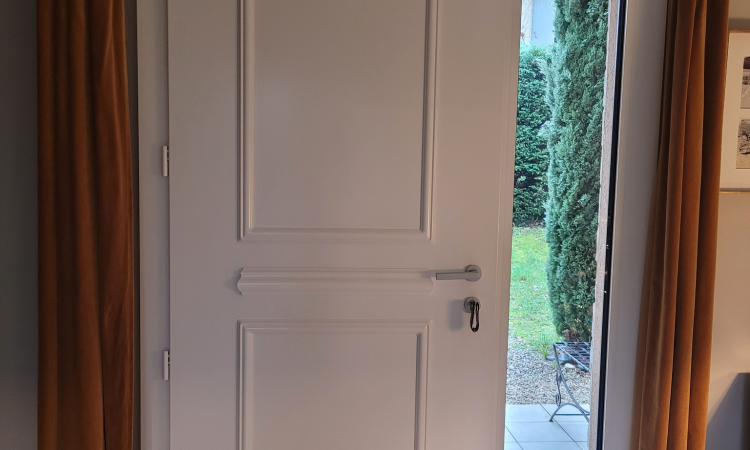 Nouvelle installation d’une porte d’entrée en  aluminium à DARDILLY