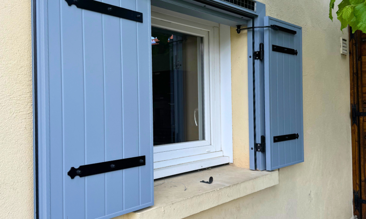 Installation de volets battant motorisés solaires LOUBAT à Civrieux d’Azergues