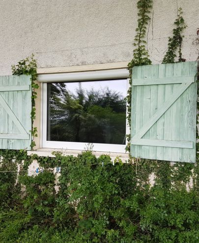Pose de fenêtre sur mesure avec volet battant vert en rénovation à Lyon