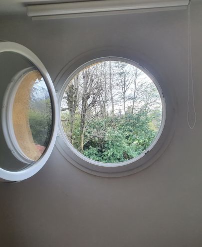 Pose de fenêtre ronde sur mesure type œil-de-bœuf à Lyon