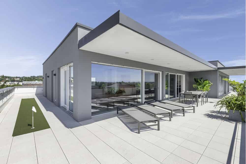 Fenêtre certifiée maison passive triple vitrage en showroom