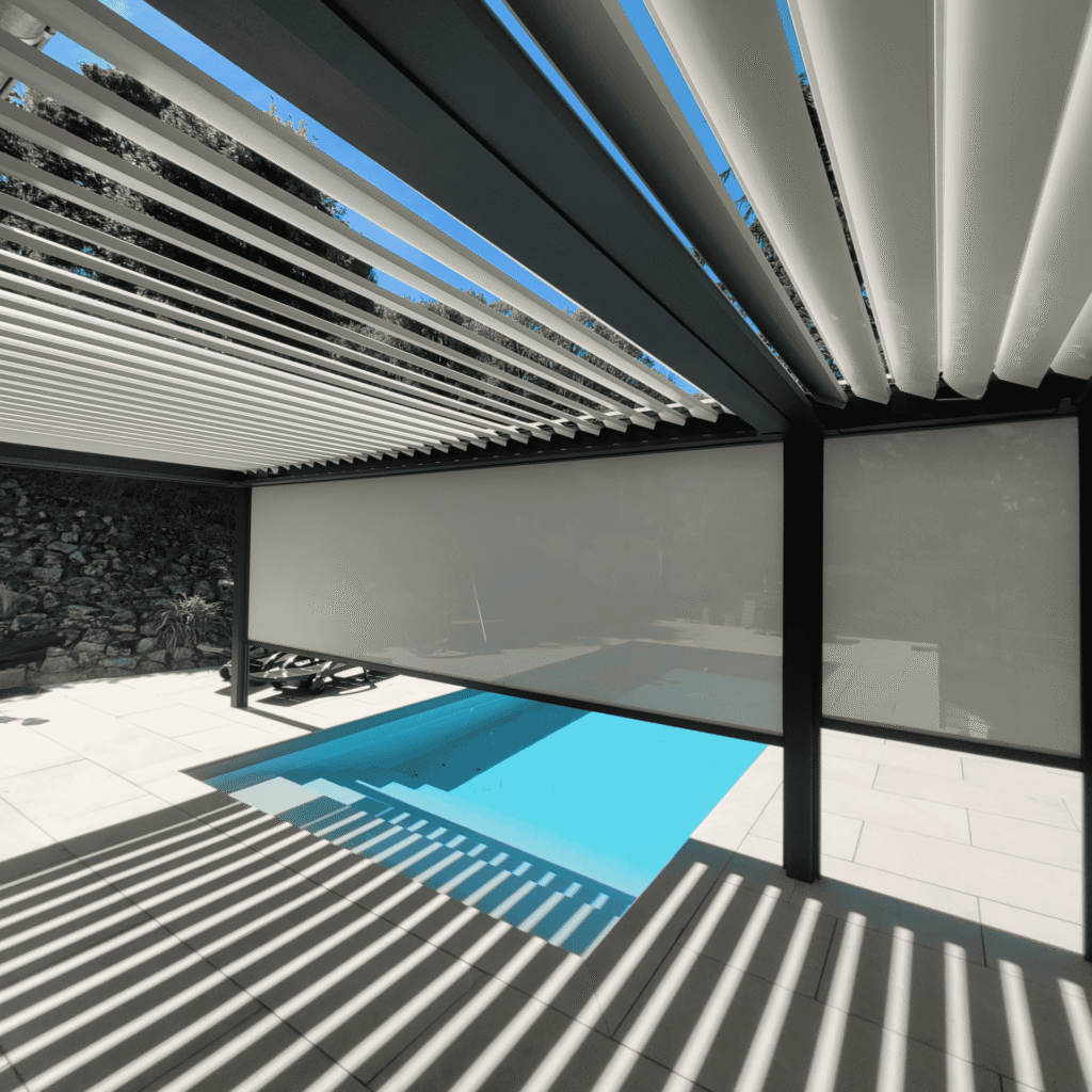Pergola bioclimatique en aluminium noire installée