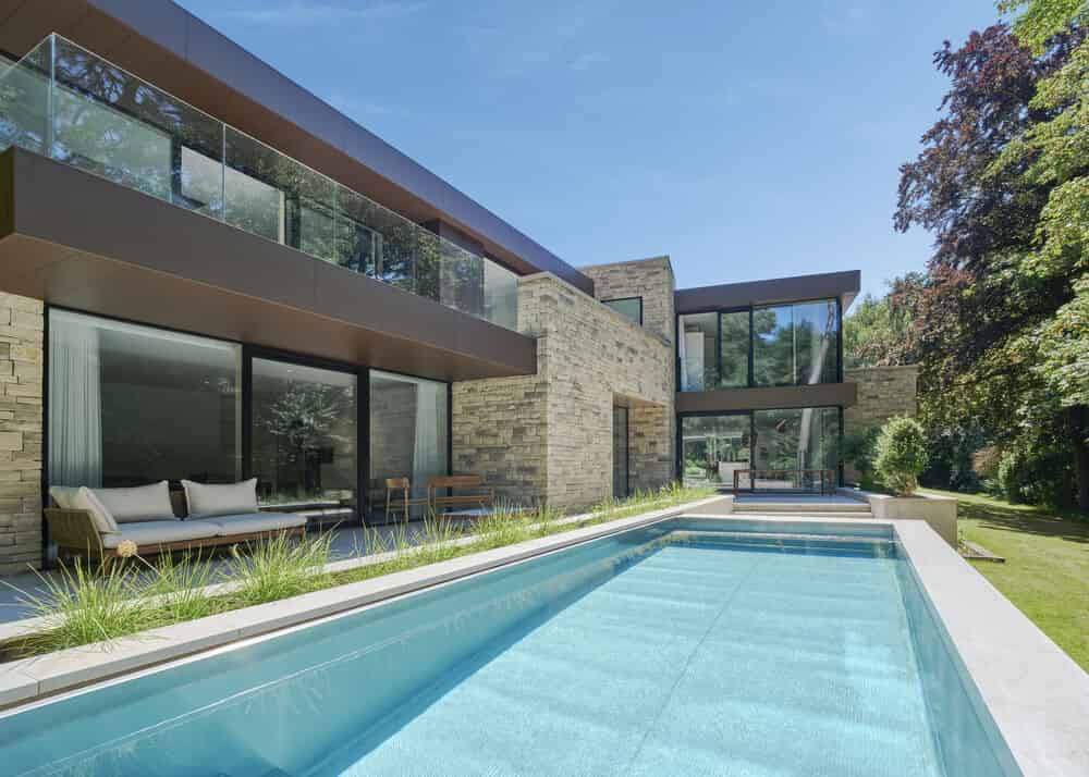 Menuiseries triple vitrage installées sur une maison passive