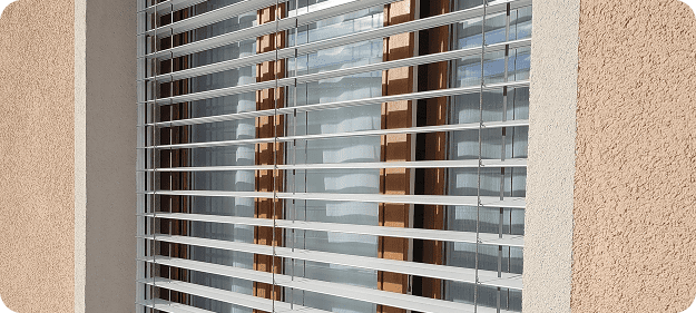 Installation de volet roulant et brise-soleil orientable BSO