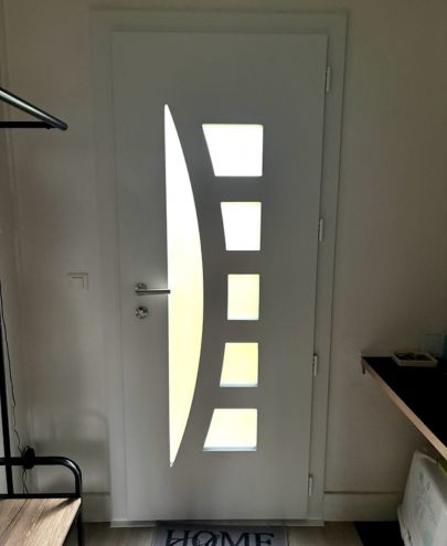 Installation d'une porte d'entrée design blanche vitrée à Lyon