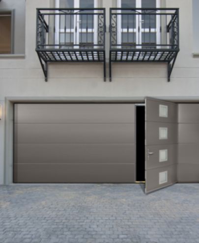 Installation de porte de garage sectionnelle avec portillon intégré à Lyon