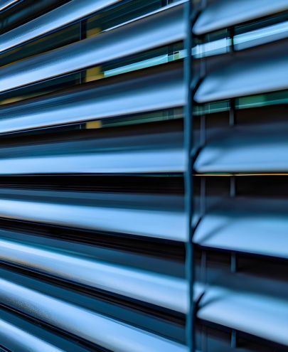 Gros plan sur les lames d'un brise-soleil orientable (BSO) sur mesure à Lyon