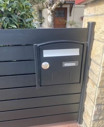 Clôture en aluminium à lames horizontales avec boîte aux lettres intégrée à Lyon