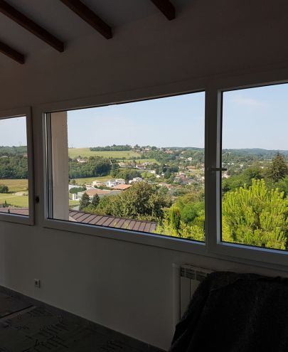 Pose de baies vitrées triple vitrage avec vue panoramique dans une maison passive à Lyon