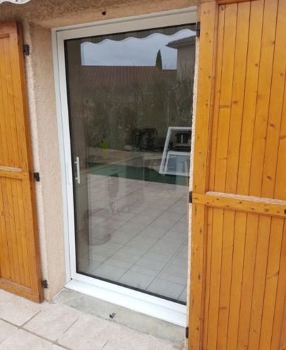 Pose de baie vitrée coulissante sur mesure avec volet en bois à Lyon