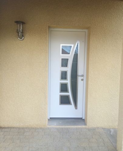 Pose de porte d'entrée PVC blanche sur mesure avec vitrage cintré à Lyon