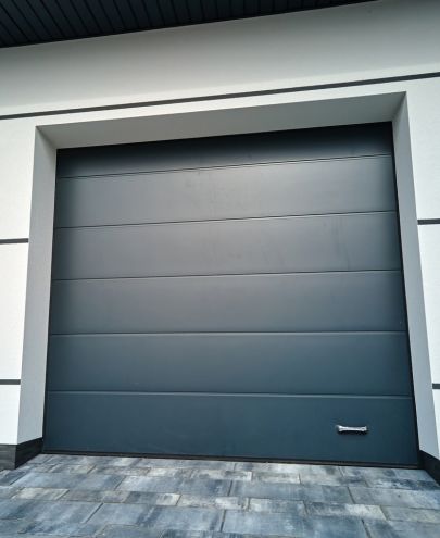Pose de porte de garage sectionnelle motorisée contemporaine à Lyon