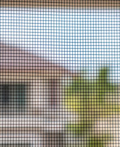 Pose de moustiquaire enroulable sur mesure pour fenêtre à Lyon