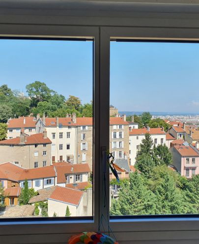 Fenêtre sur mesure à haute performance thermique installée dans la région de Lyon