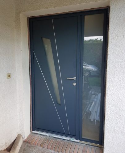 Pose de porte d'entrée en aluminium gris anthracite sur mesure à Lyon