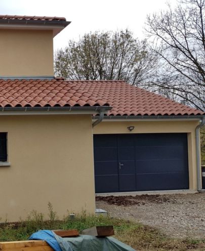 Porte de garage sectionnelle gris anthracite installée sur maison individuelle à Lyon