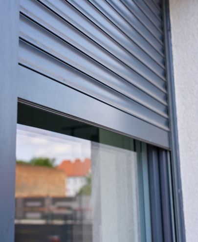 Détail de pose d'un volet roulant en aluminium gris anthracite à Lyon