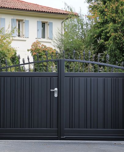 Portail en aluminium noir avec barreaudage sur mesure installé à Lyon