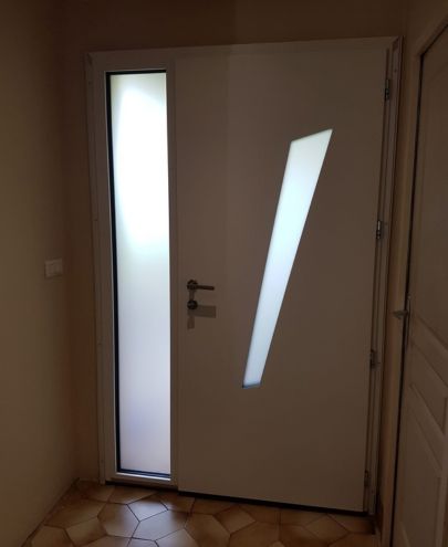 Installation de porte d'entrée sur mesure blanche avec vitrage dépoli à Lyon