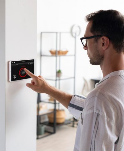 Homme utilisant une commande domotique intelligente pour volet roulant et BSO à Lyon