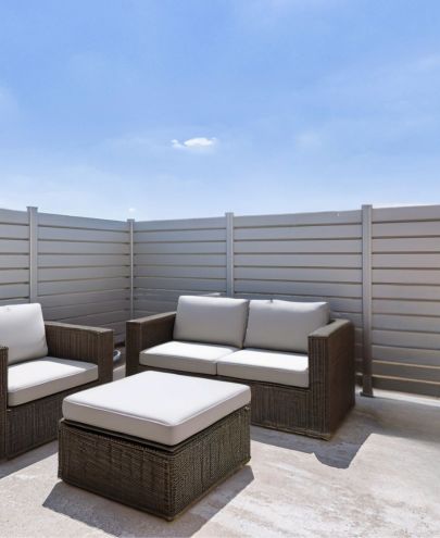 Pose de clôture pare-vue en aluminium sur mesure pour terrasse à Lyon