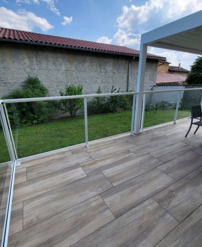 Pose de garde-corps vitré sur mesure sur terrasse carrelée à Lyon