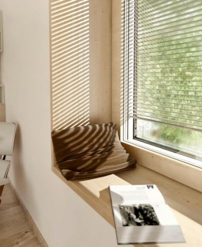 Détail d'une fenêtre triple vitrage avec store BSO dans une maison passive à Lyon