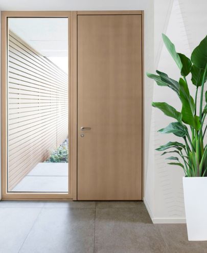 Pose d'une porte d'entrée sur mesure en bois avec fixe latéral vitré à Lyon