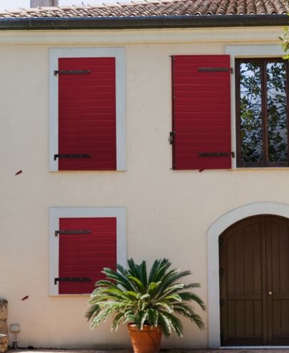 Pose de volets battants rouges sur mesure sur façade de maison à Lyon