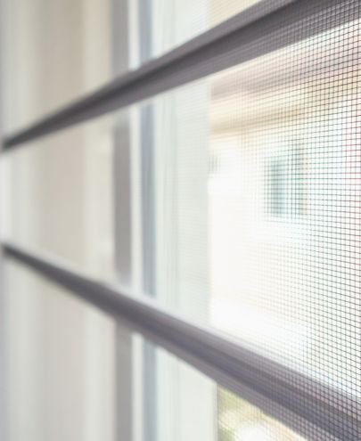 Installation de moustiquaire plissée sur mesure pour baie vitrée à Lyon