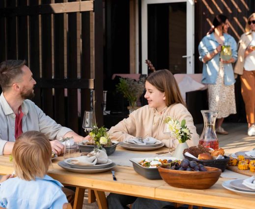 Espace repas et salon de jardin abrité sous pergola bioclimatique