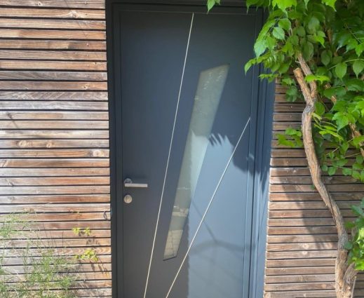 Porte d’entrée en  aluminium à Civrieux en Dombes